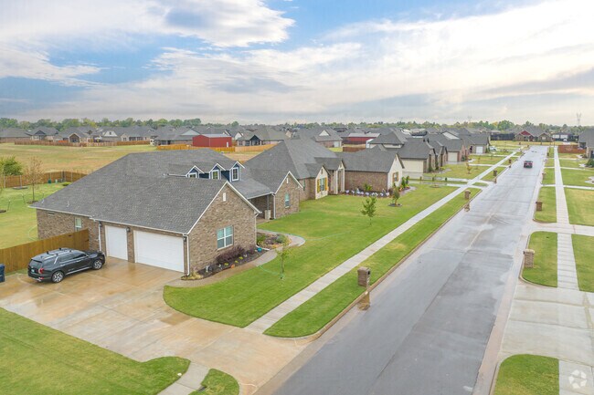Wide streets in Chisholm Run-Siena make guest parking convenient.