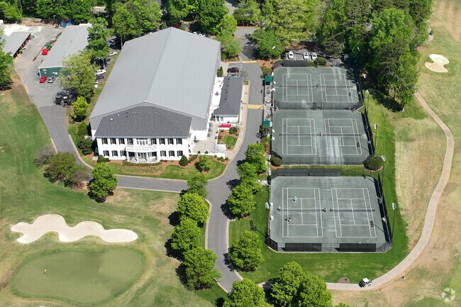 Starmount Forest. Tennis courts in Starmount Forest Country Club