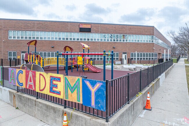 Earle Elementary School offers courses in Reading and Math.
