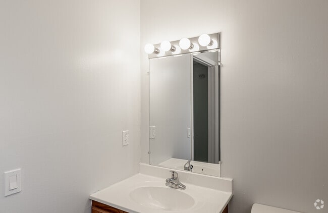 1BR, 1BA Classic - 800SF - Bathroom