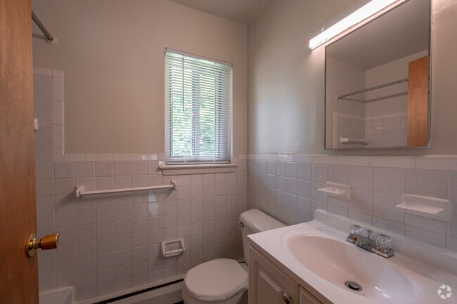 1BD, 1BA - 891 SF - Redstone Gardens - Bathroom