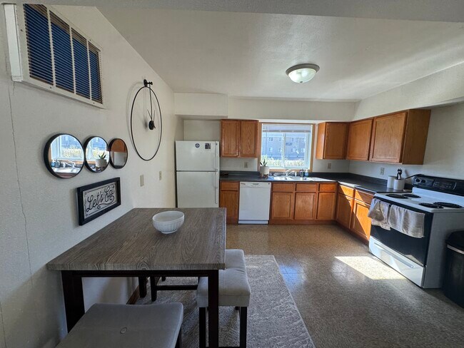 1016 W 20th St unit 1016, Cedar Falls, IA 50613 - photo 4