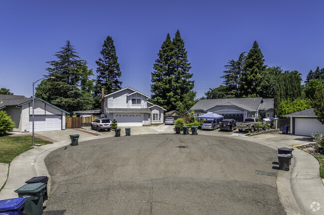 The peaceful quiet neighborhood cul-de-sacs of Kirkland Place are refreshing.