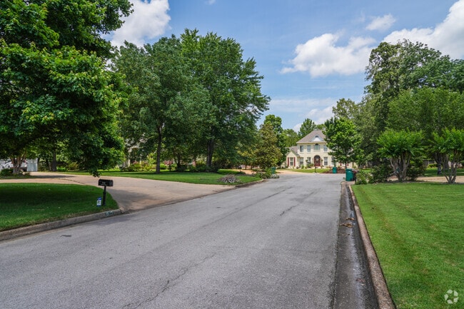 While Spring Lake doesn’t have sidewalks, its broad streets and quiet traffic make it easy for residents to walk, jog, or bike through the neighborhood.