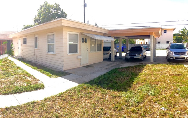 1941 Pierce St unit Cute 2 BR House Holl, Hollywood, FL 33020 - photo 2