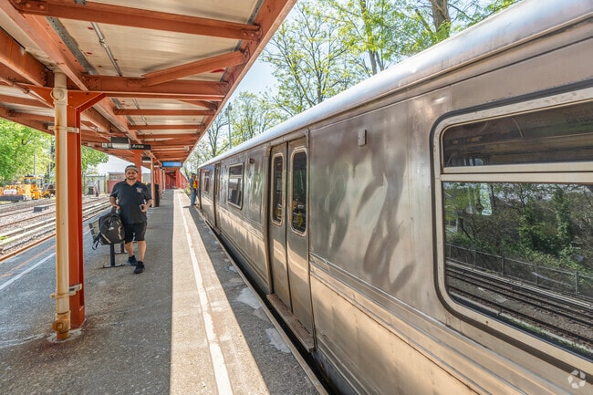 Within the neighborhood, the Staten Island Rail Road connects residents to the Ferry.