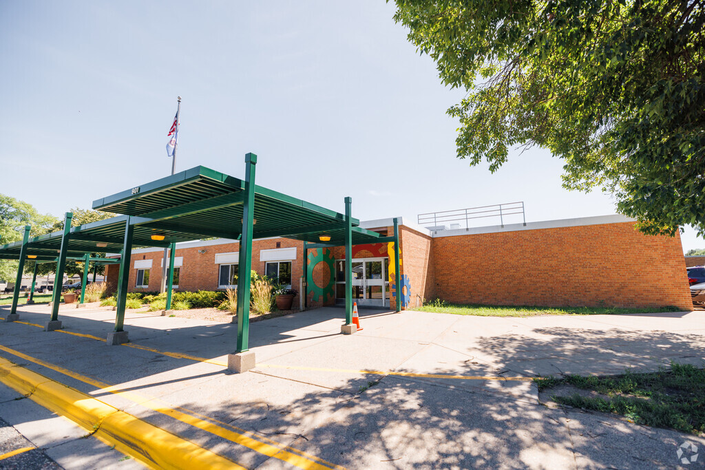 Monroe Elementary School, Rankings & Reviews - Homes.com