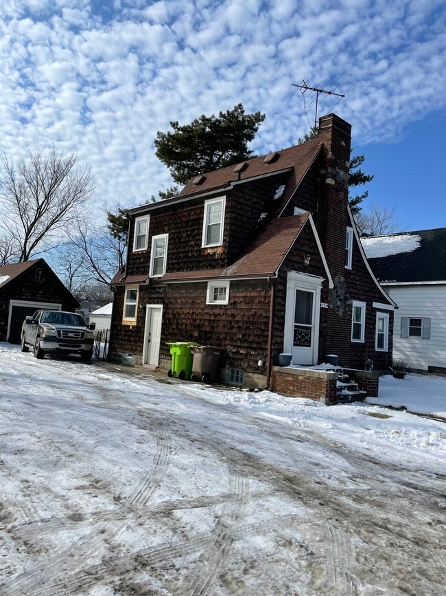 592 E Montcalm St, Pontiac, MI 48342 - photo 3