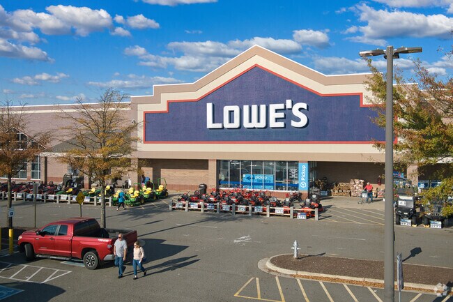 Lowe's sits adjacent to the Twin Hickory neighborhood in Glen Allen.