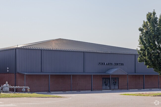 Elgin Middle School challenges students by offering an all-encompassing curriculum.