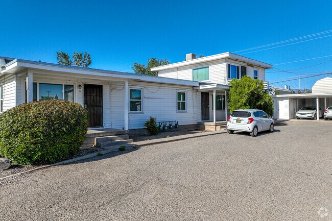 Multifamily properties are very affordable in the Clayton Heights-Lomas del Cielo neighborhood.