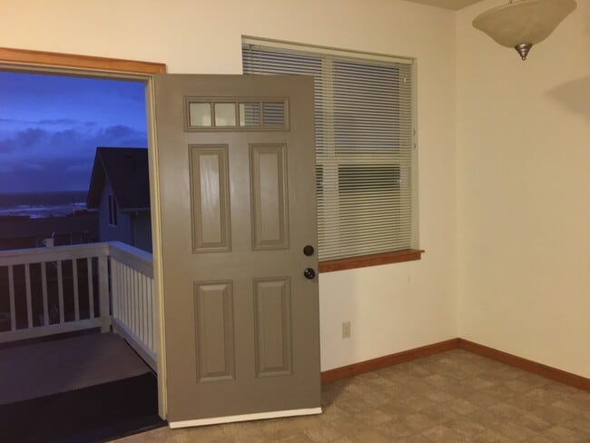 862 Aqua Vista Loop unit Ocean Views  upstair, Yachats, OR 97498 - photo 4