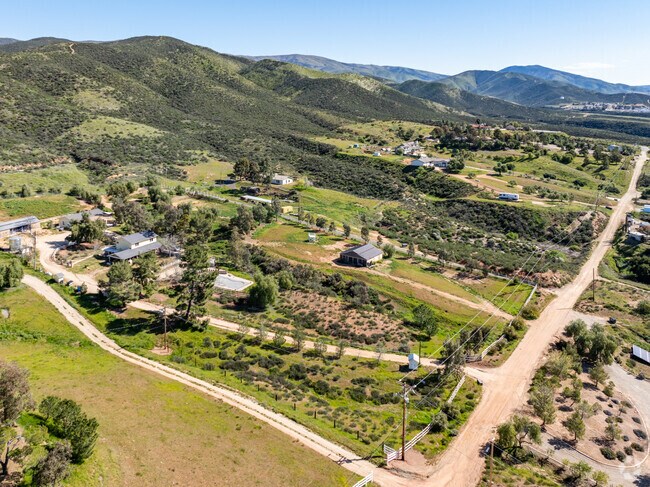 Homes lie along the base of the mountain in Agua Dulce.