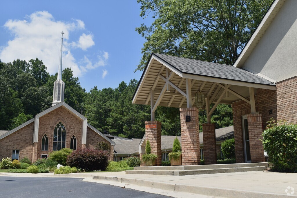 Main entrance to Cross of Life Montessori School in Alpharetta, Roswell GA