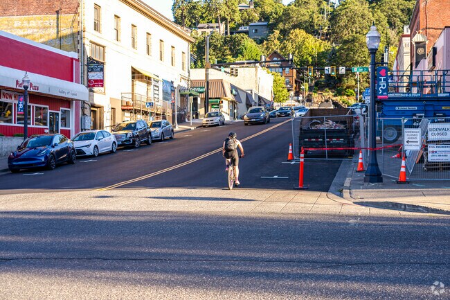 Odell is close to downtown Hood River, where you can find many activities.