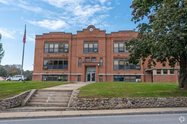 Center Elementary School is a top choice school for students located in East Hampton.