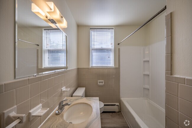 1BR, 1BA - 637SF - Bathroom