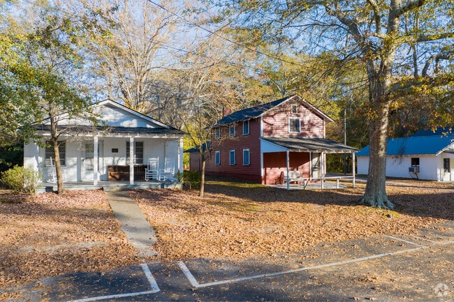 Bowdon architecture includes historic Colonial or Farmhouse elements.
