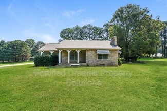 633 S Greensboro St, Liberty, NC 27298