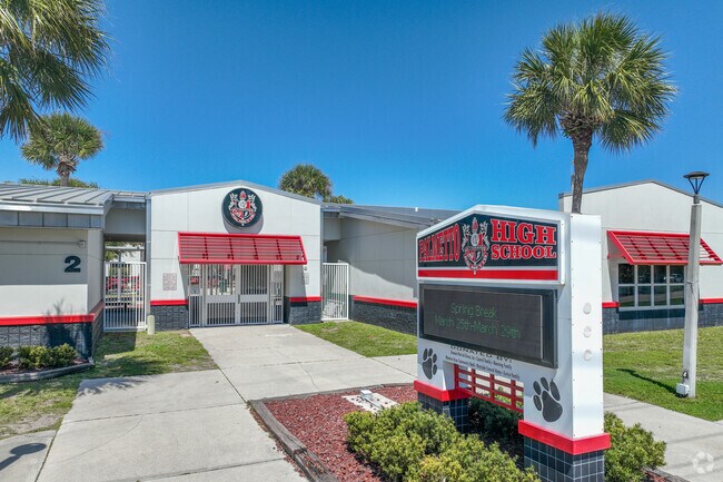 Palmetto High School welcomes teens in the area to receive their fundamental education.