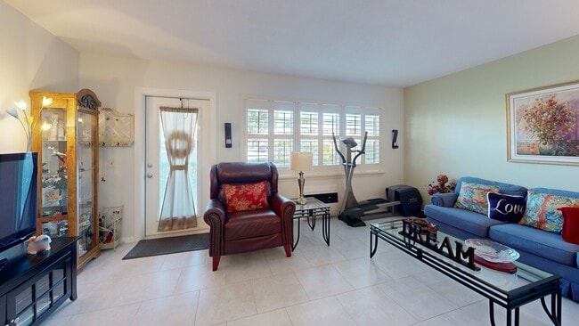402 Windsor R, West Palm Beach, FL 33417 - photo 2