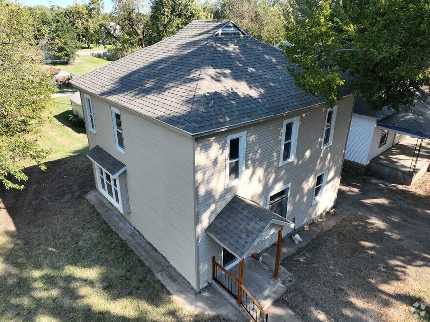320 E 7th St, Newton, KS 67114 - photo 2