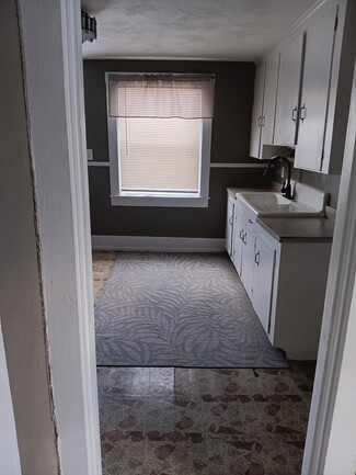 37 Sumner Ave Unit 2nd fl, Cranston, RI 02920