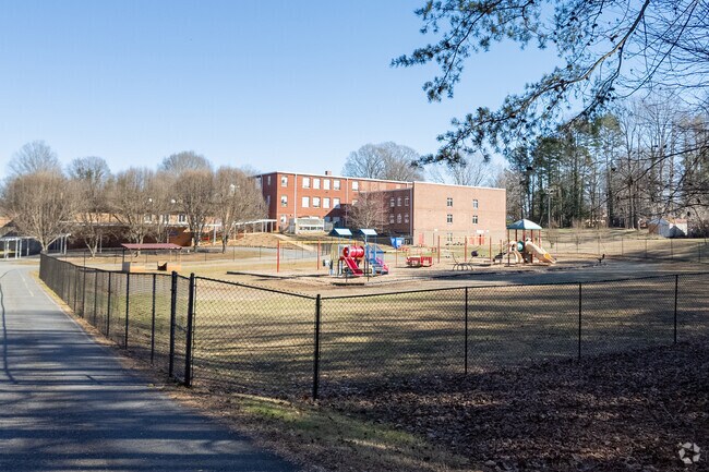 The student-teacher ratio in China Grove Elementary School is 15:1.