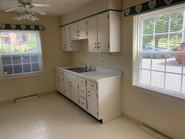 219 Eisenhower Dr unit 3, Bloomington, IL 61701 - photo 4