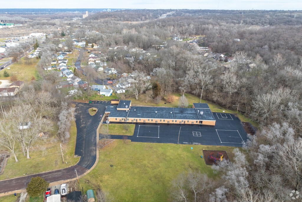 Rogers Elementary School is located conveniently near a residential area.