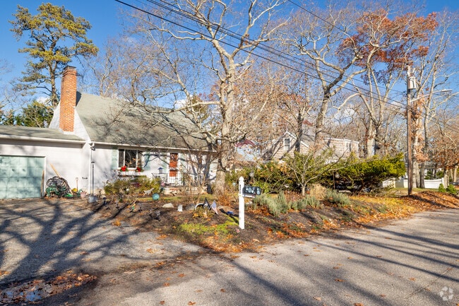 Modernized or modified Cape Cod style houses are sometimes found in clusters in Flanders.