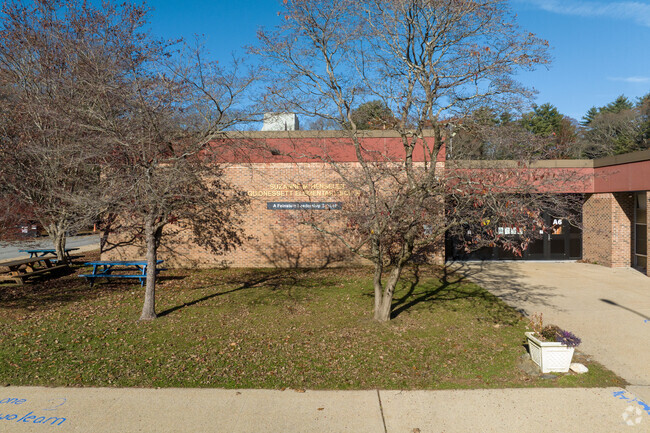 Suzanne M. Henseler Quidnesset is an above average, public school located in North Kingstown RI.