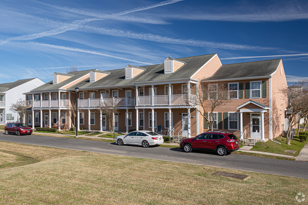 Aviation Oaks Exterior