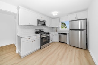 621 S 5th St Unit 2nd Floor, Lindenhurst, NY 11757