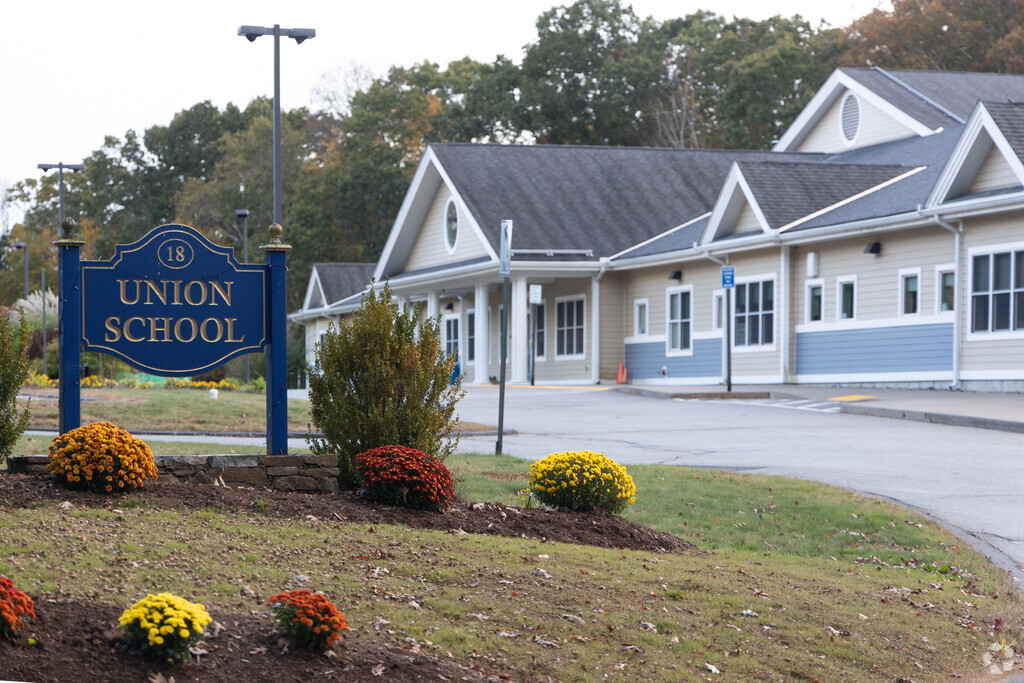 Union Elementary School serves K - 4th grade school in the Stafford neighborhood of Union, CT.