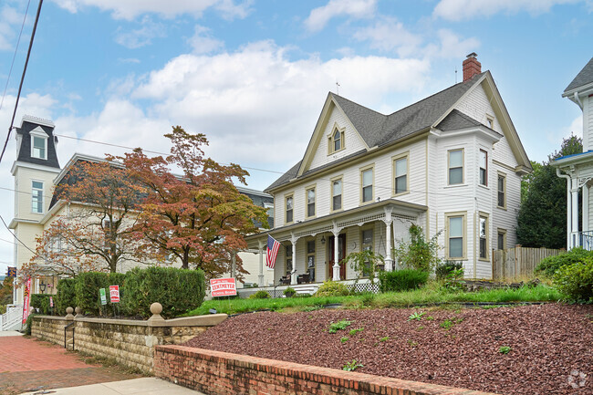 Many historic homes are found in Edgemont such as this Victorian style home.