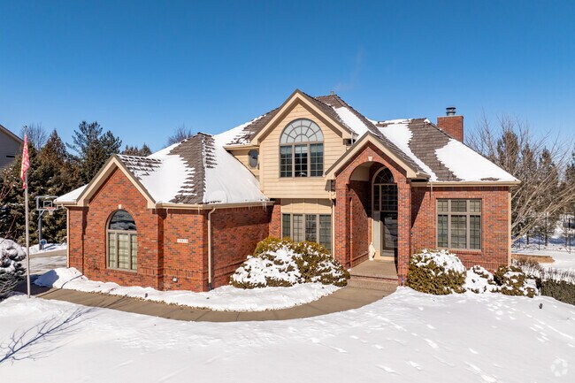 Champions Run home owners enjoy quick access to the gold course.