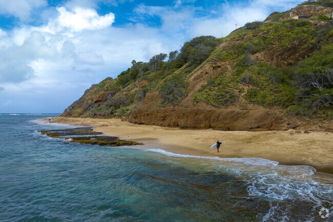 Diamond Head Beach is an intimate tucked-away beach located in the Kāhala neighborhood.