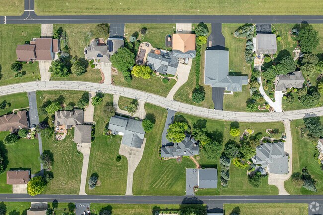 Aero Estates features many custom single-family homes from the late 20th century.