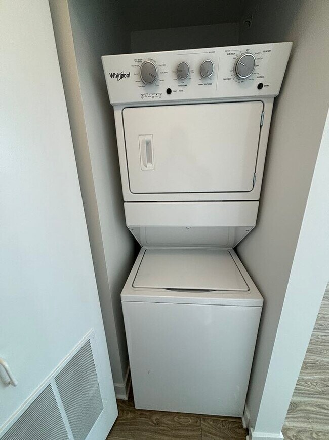 Wells Street Tower unit 2406, Chicago, IL 60607 - photo 6