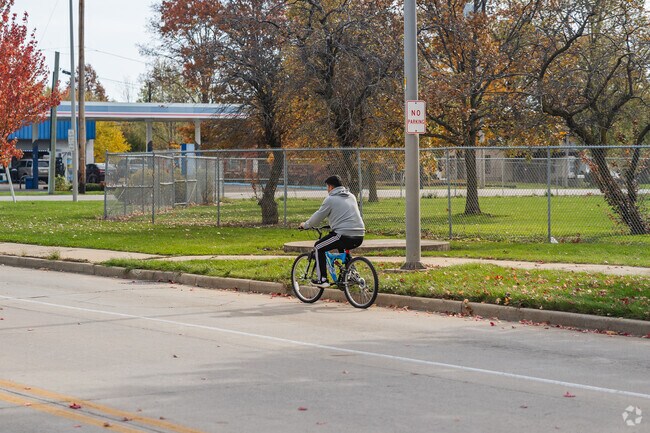 Rudisill Plaza is a bike friendly neighborhood with wide streets and sidewalks to enjoy.