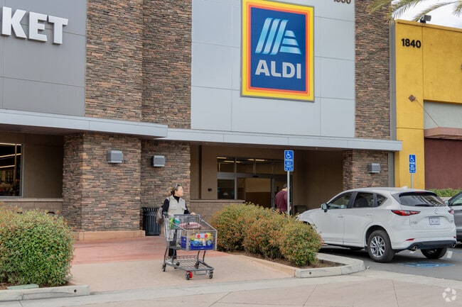 Aldi is a favorite supermarket to shop at in Robinhood-Bon Vivant.