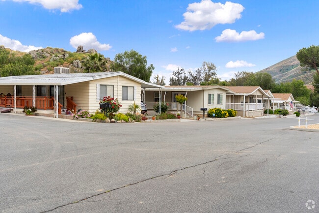 Uncover the allure of Homeland neighborhood's dverse housing options.
