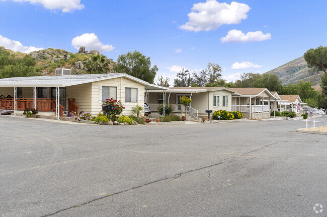 Uncover the allure of Homeland neighborhood's dverse housing options.