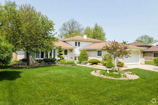 Split-level is a common design for single-family homes in Woodridge, IL.