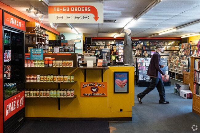 Cool coffee places are available in The Highlands to enjoy the mornings with some music.