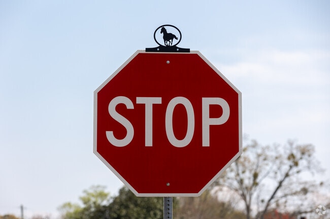Little horse ornaments atop signs are common in Milton, Georgia.