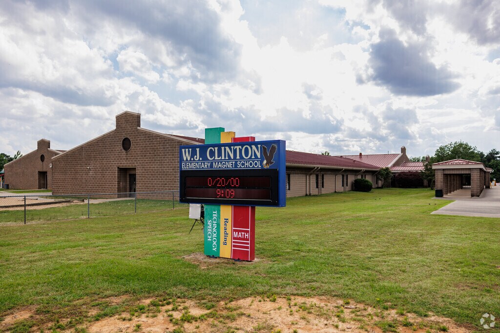 Clinton Elementary School has an average enrollment of around 800 students.