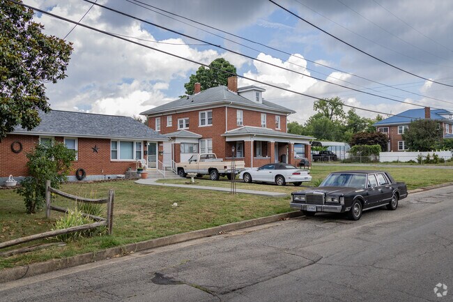 Large foursquare homes are scattered throughout the streets of Williamson Road