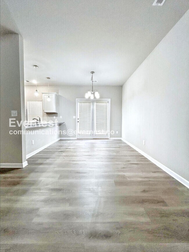 8037 Alderton Ln, Charlotte, NC 28215 - photo 3